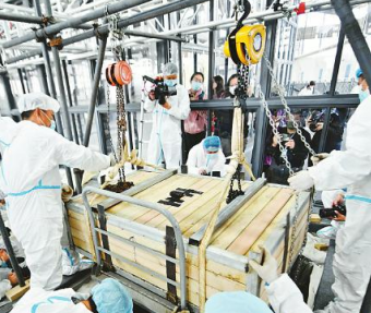手拉葫蘆成功吊裝出三星堆祭祀區遺物